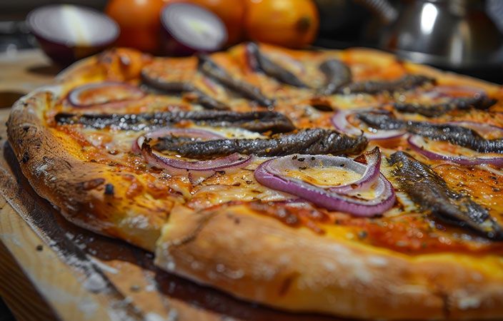 Eine Pizza mit Pilzen und Zwiebeln darauf  Bild auf vieni.ch