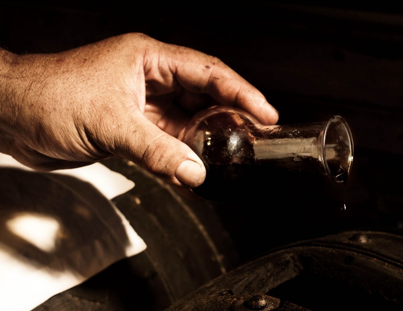 Ein Mann schenkt Aceto Balsamico in ein Glas ein - Mood-Bild auf vieni.ch