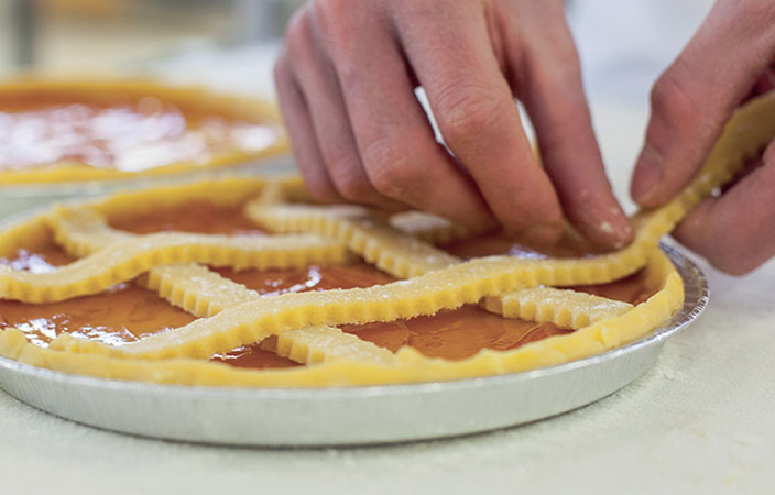 Zubereitung von italienischem Kuchen mit Gitterteig – traditionelle Patisserie
