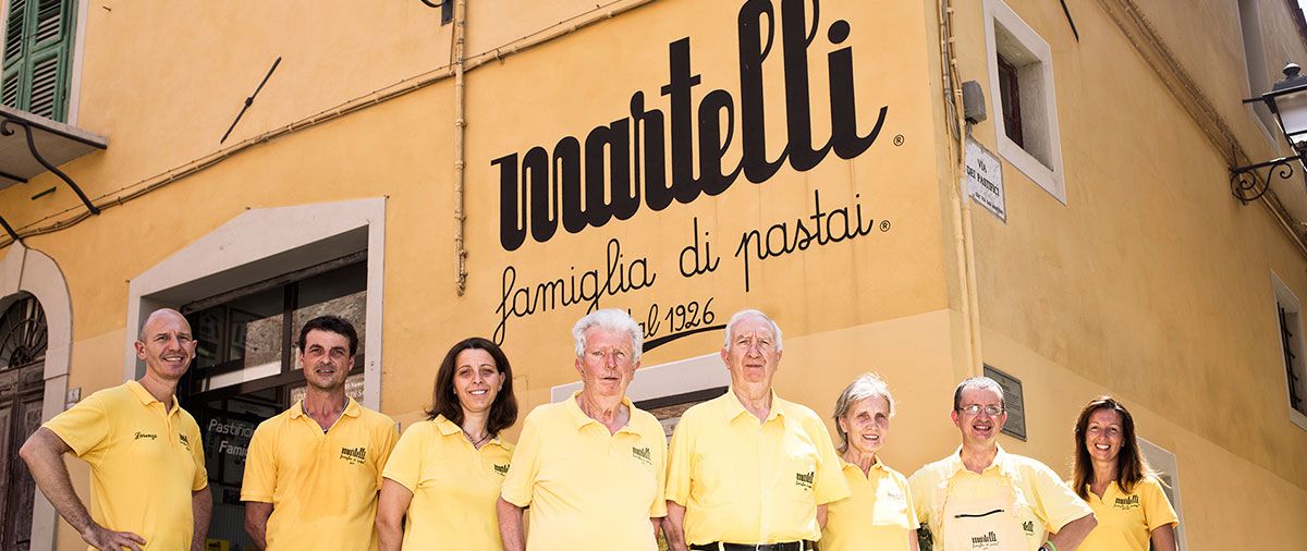 Familie vor der Pastafabrik von Pastificio Martelli in der Toskana – traditionelle Herstellung italienischer Pasta