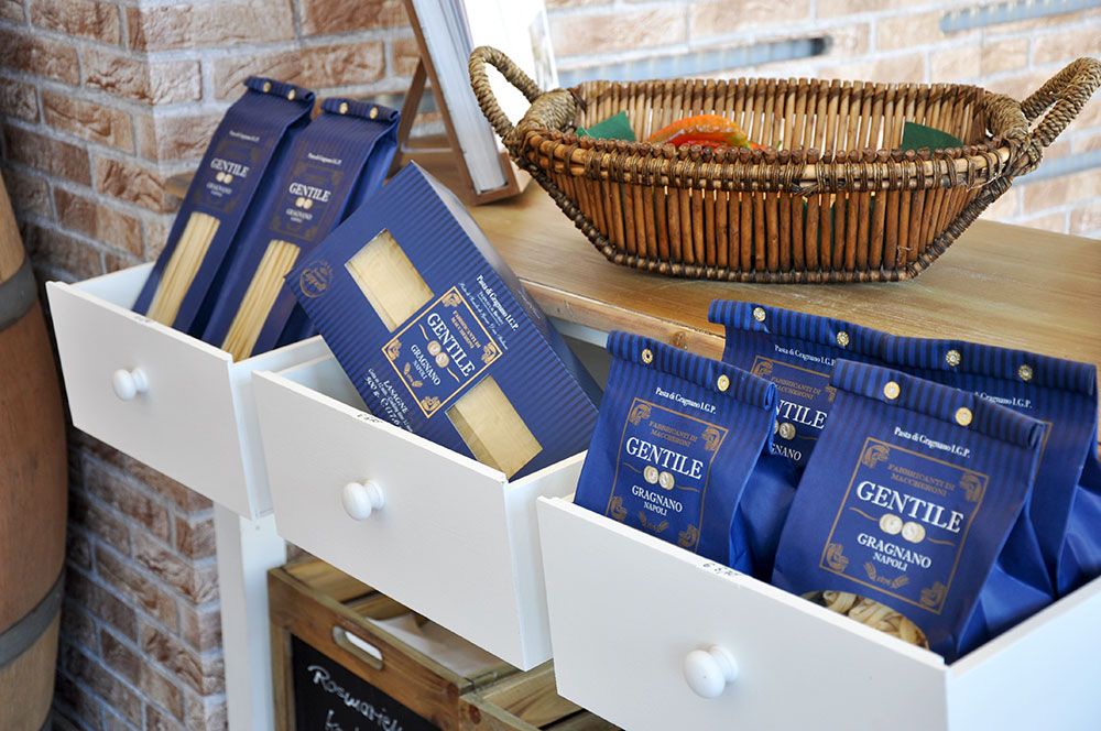 Verkaufsregal mit Gentile Pasta und Spezialitäten in blauen Verpackungen