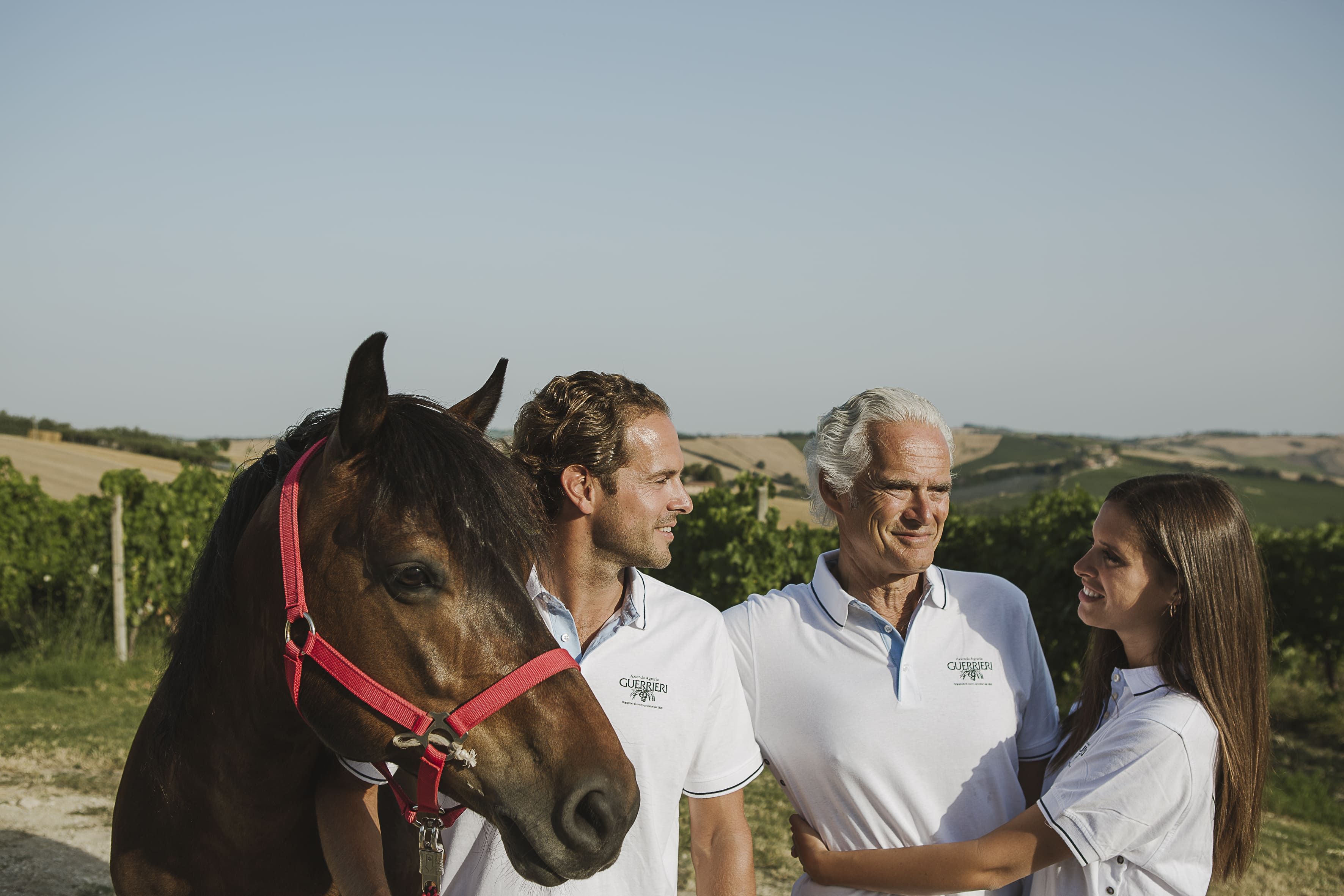 Weinproduzentenfamilie Guerrieri auf ihrem Weingut in den Marken – traditionelle italienische Weinproduktion