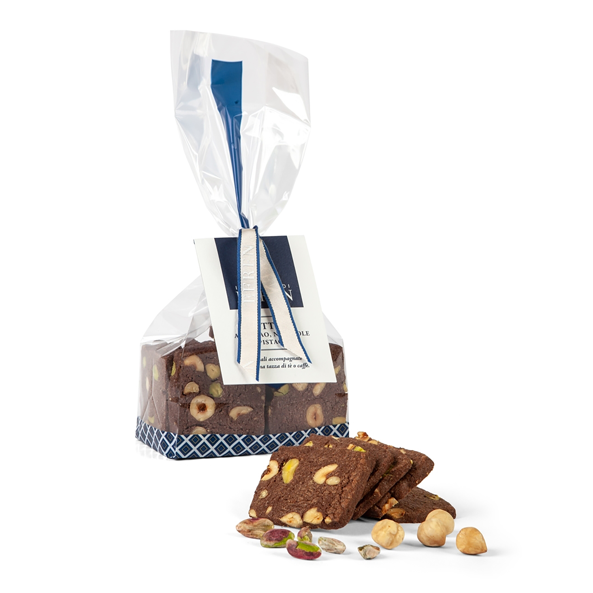 Schokoladen-Nuss-Biscuits in transparenter Verpackung mit blauem Band und lose danebenliegenden Biscuits, Pistazien,…