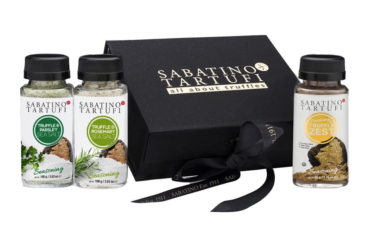 Drei Sabatino Tartufi Gewürzgläser (Trüffel-Meersalz, Trüffel-Zest) und eine schwarze Geschenkbox mit Schleife.