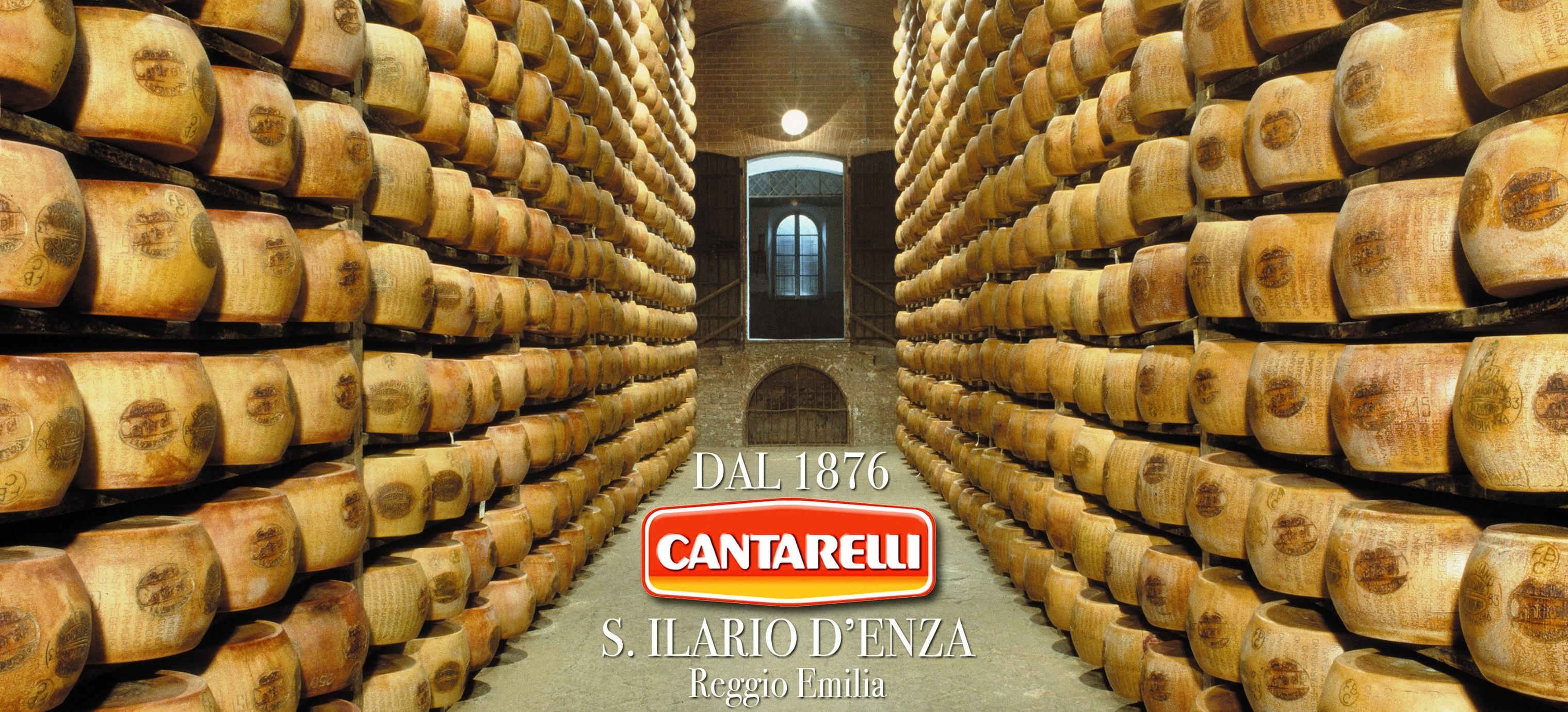 Lagerraum von Cantarelli mit hunderten Parmigiano Reggiano Kaeselaiben auf Holzregalen in S. Ilario d'Enza.