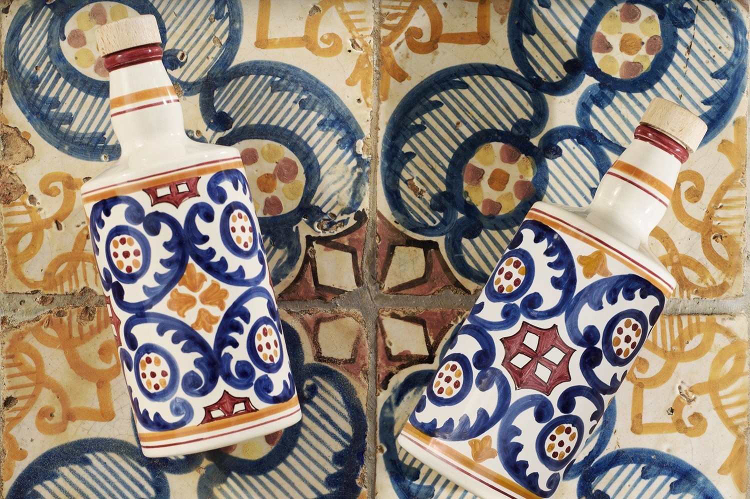 Italienische Keramikflaschen für Olivenöl mit traditionellem Muster – dekorative Ölflaschen aus Italien