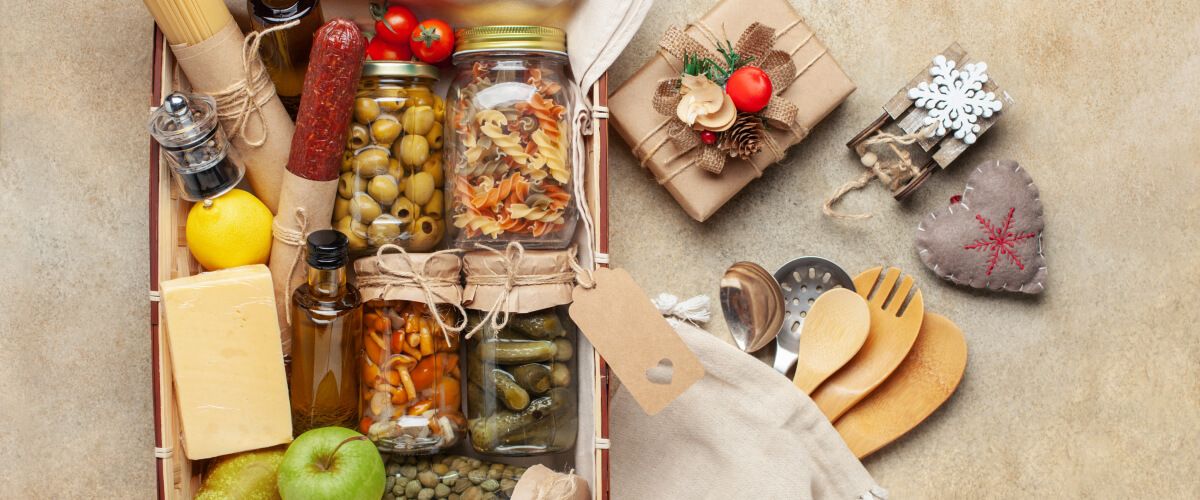 Italienische Antipasti Auswahl mit Oliven, Salami, Käse und eingelegtem Gemüse – klassische Spezialitäten aus Italien