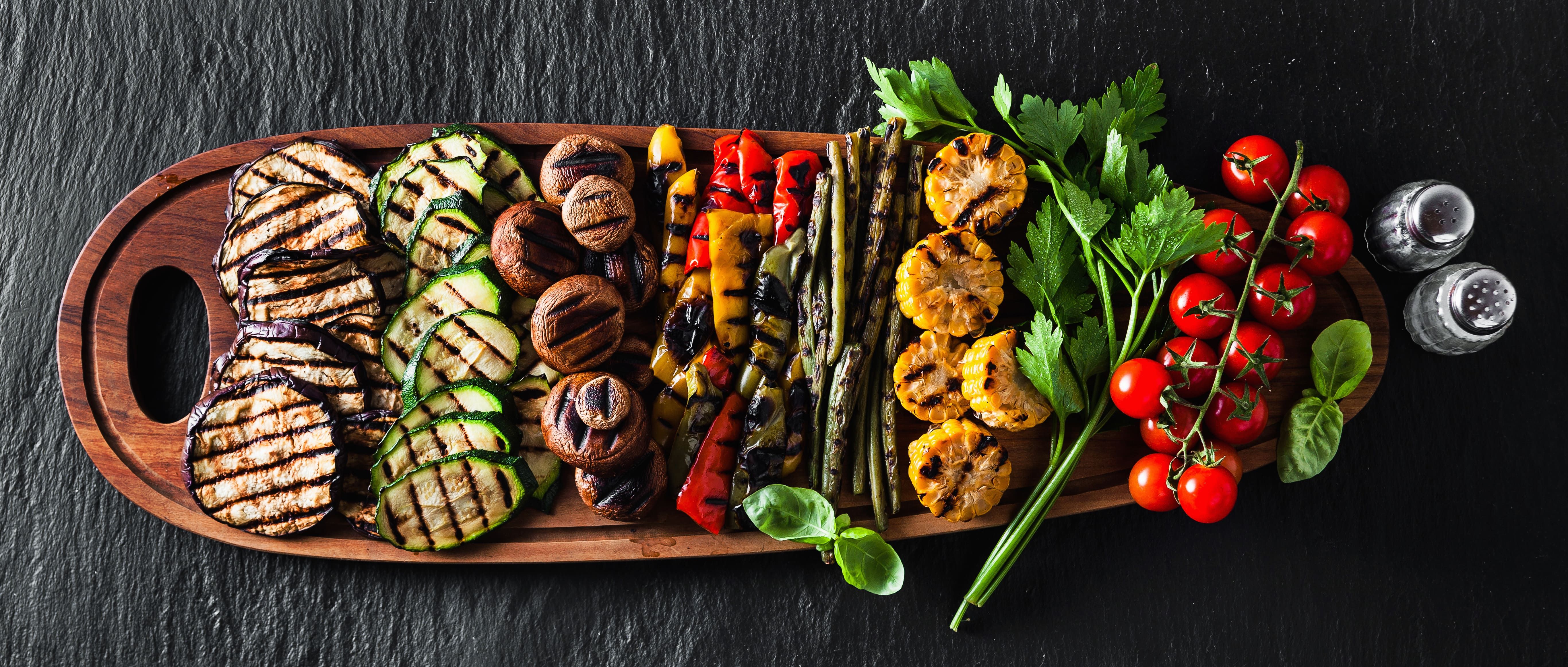 Gegrilltes Gemüse mit Zucchini, Auberginen und Tomaten – mediterrane Antipasti Spezialitäten