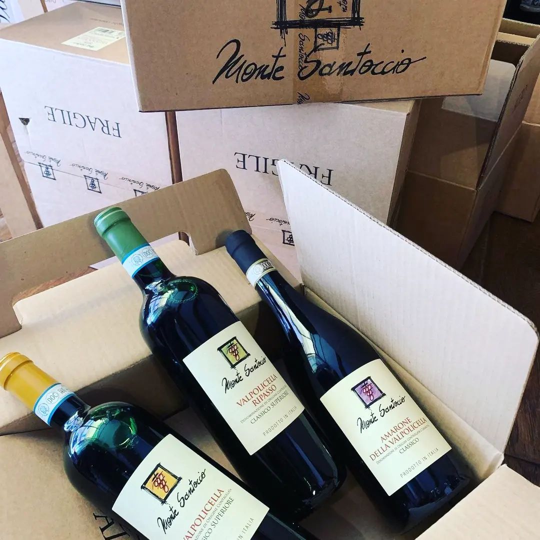 Drei Flaschen Monte Santoccio Rotwein (Valpolicella Ripasso, Amarone) in einer offenen Kartonschachtel, weitere…