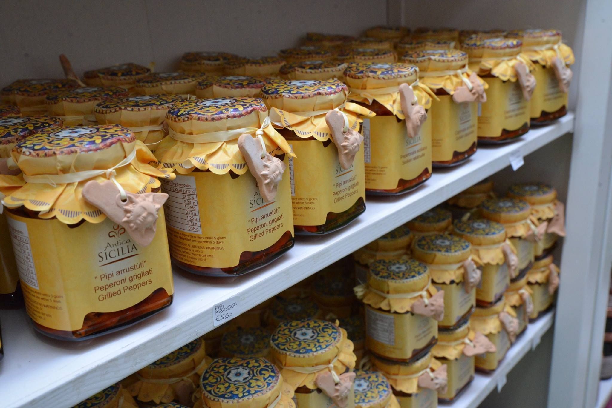 Sizilianische Antipasti und Gemüse Spezialitäten im Glas von Antica Sicilia