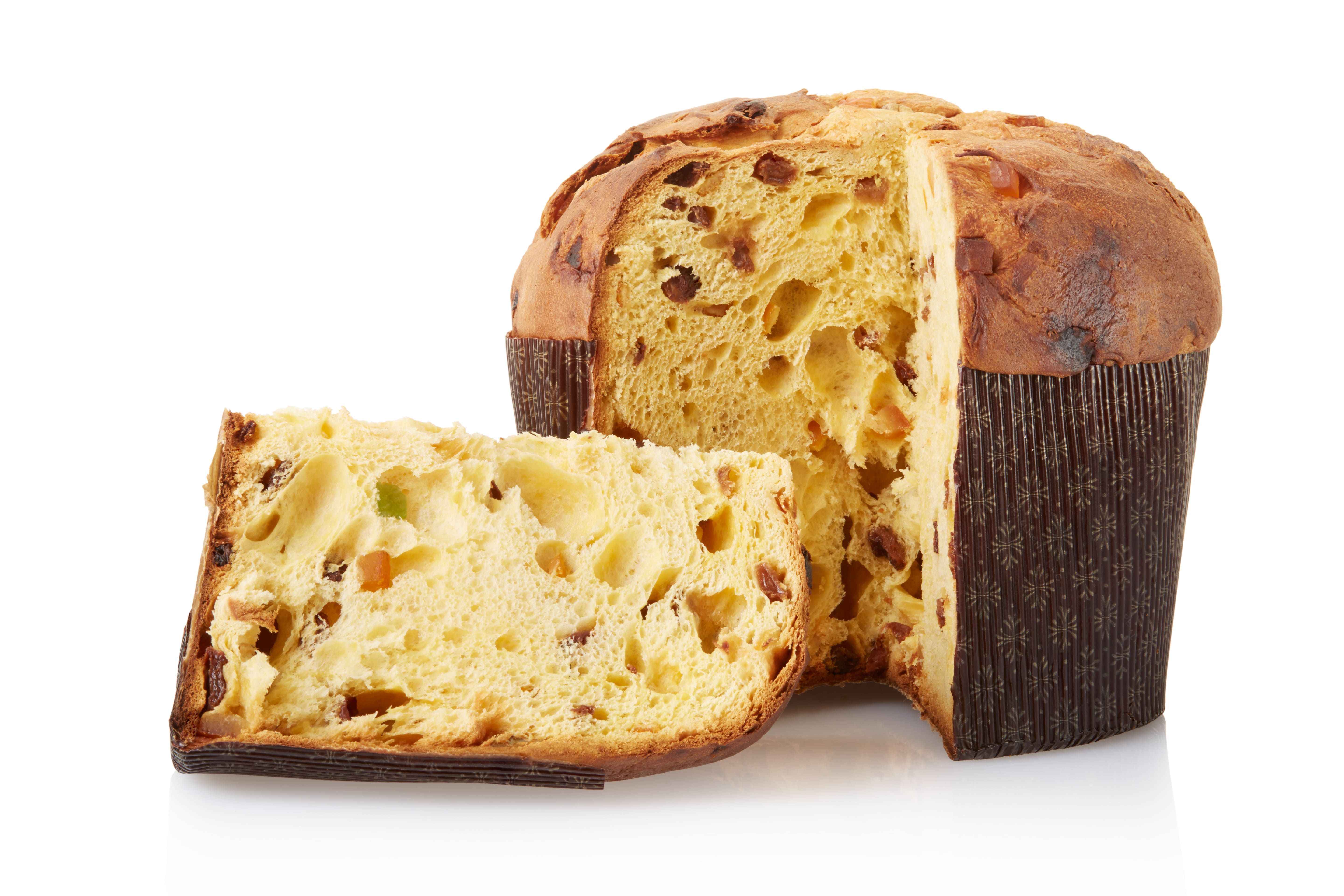 Goldgelbes Panettone-Brot mit Rosinen und kandierten Früchten in brauner Backform, eine Scheibe davor.