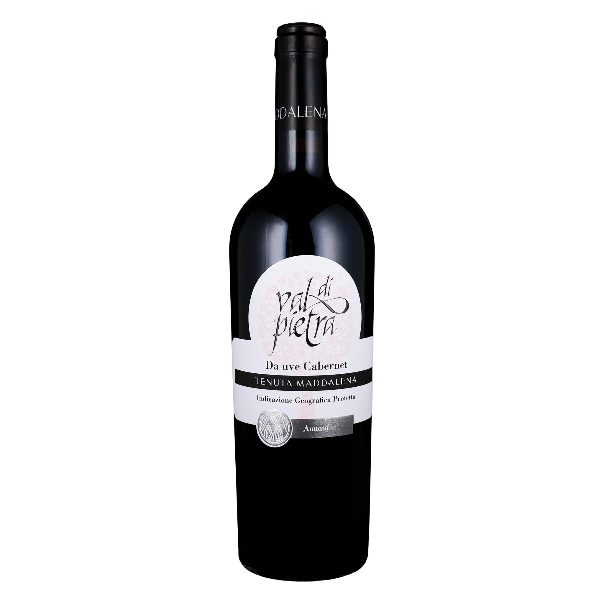 Dunkle Rotweinflasche Val di Pietra von Tenuta Maddalena, Da uve Cabernet, Indicazione Geografica Protetta, auf weissem…