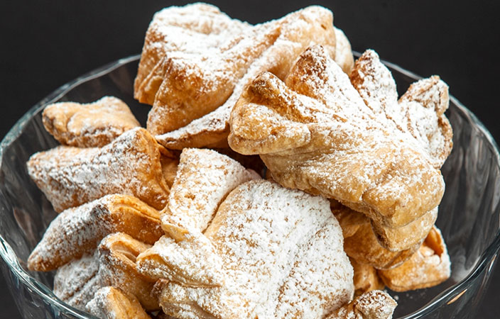 Italienisches Gebäck Asolani mit Puderzucker – traditionelle Süsswaren aus Italien