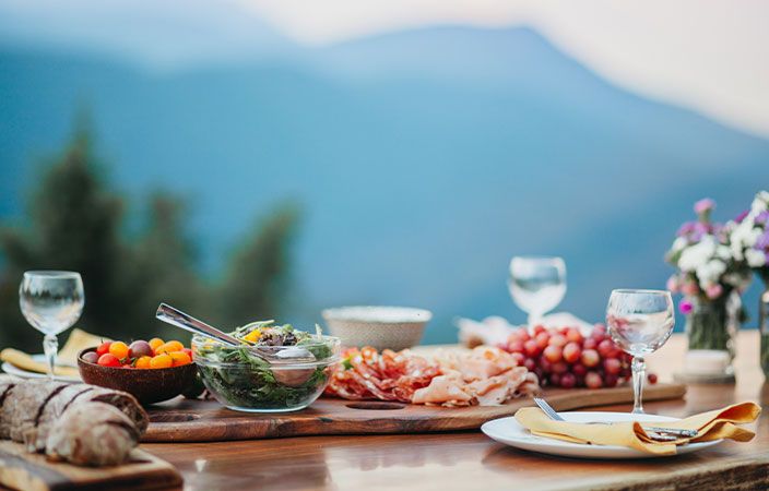 Ein Tisch mit Essen und Weingläsern darauf  Bild auf vieni.ch