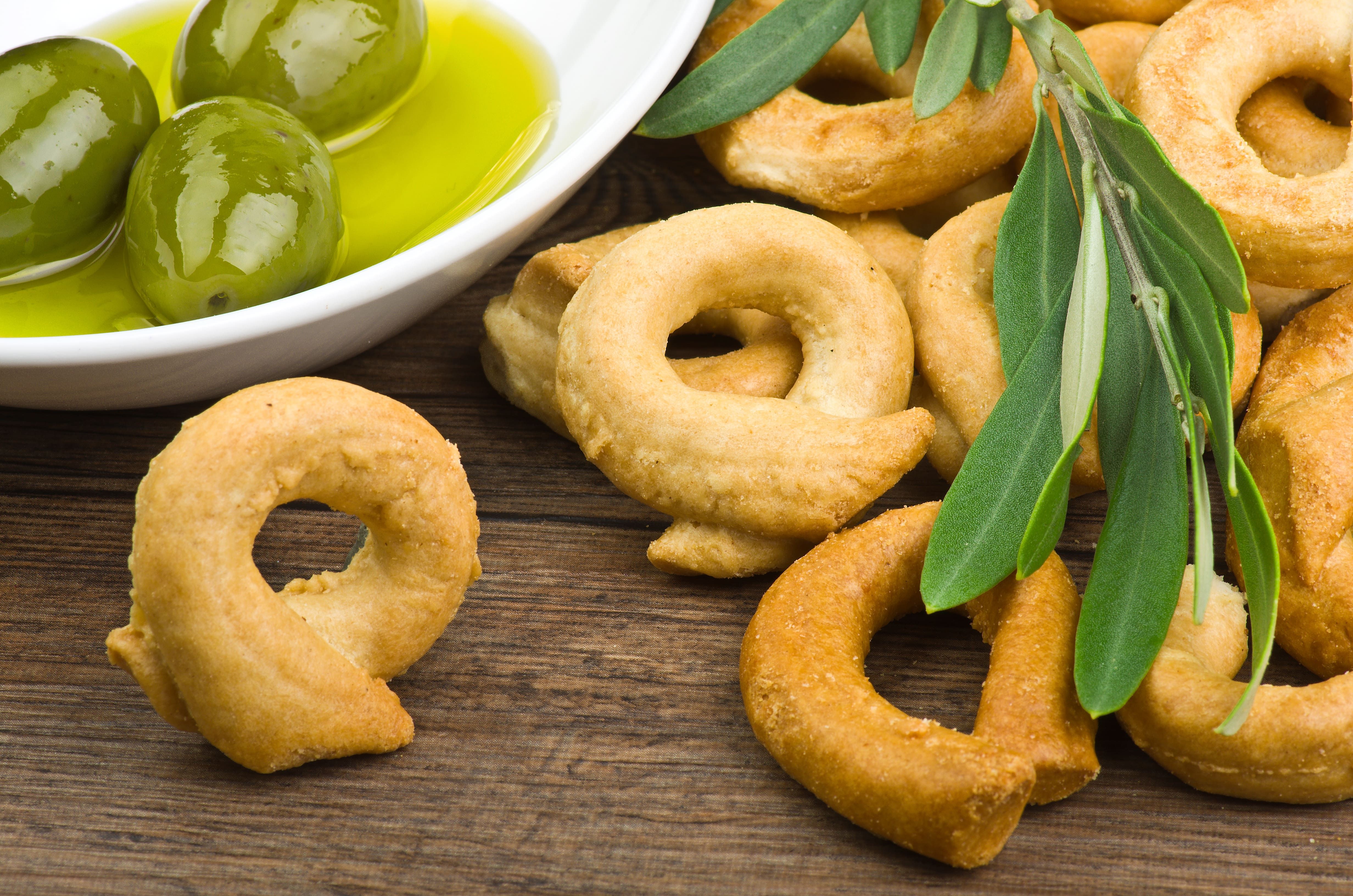 Traditionelle italienische Taralli mit Olivenöl und grünen Oliven – knuspriges Apérogebäck aus Süditalien