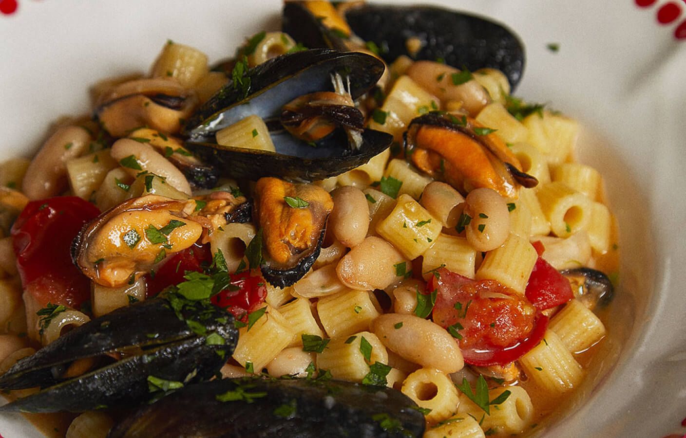 Italienische Pasta mit Muscheln und Meeresfrüchten – mediterrane Spezialität mit Tomaten und Kräutern