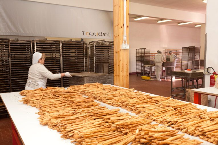 Handwerkliche Herstellung von italienischen Grissini in einer traditionellen Bäckerei
