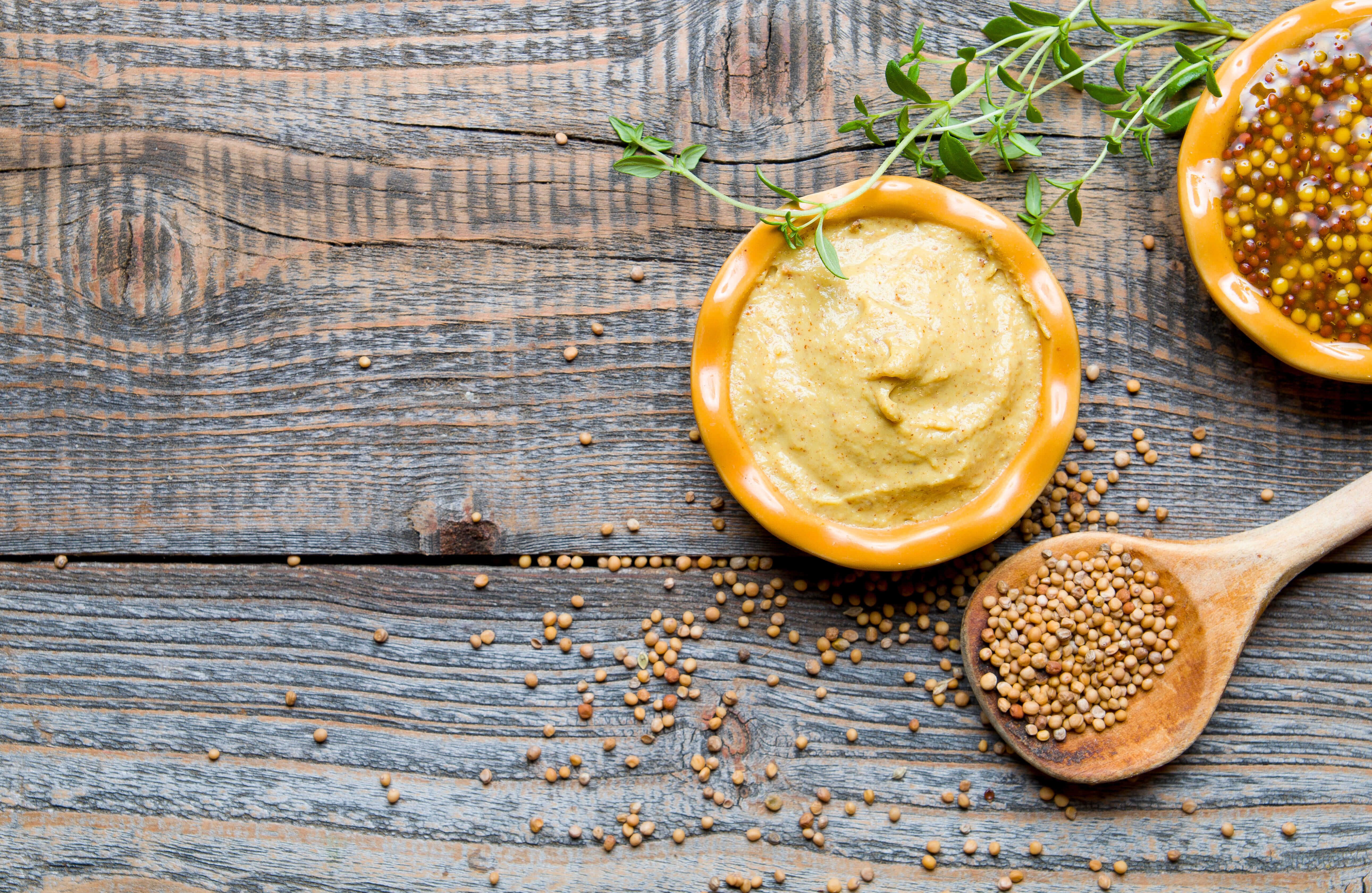 Ein Holzlöffel mit Senfsauce und Senf - Bild auf vieni.ch