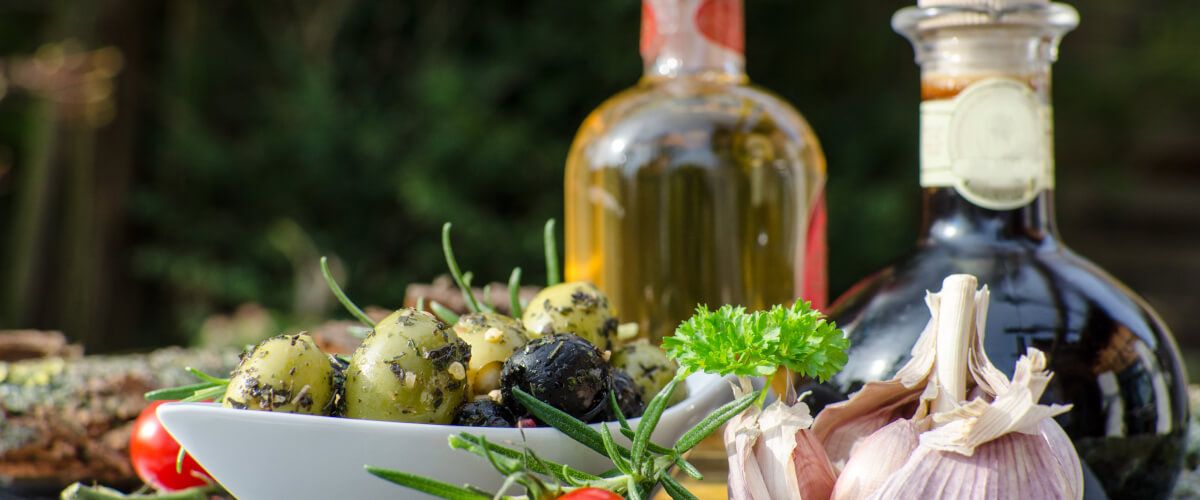Italienische Zutaten mit Olivenöl, Balsamico, Oliven und Knoblauch – typische mediterrane Küche aus Italien