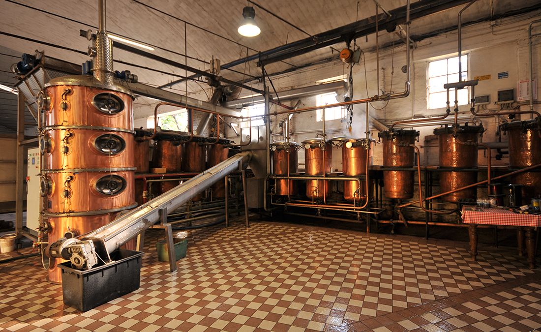 Das Innere der Brauerei mit Kupferbrennerei im Vordergrund  Bild auf vieni.ch