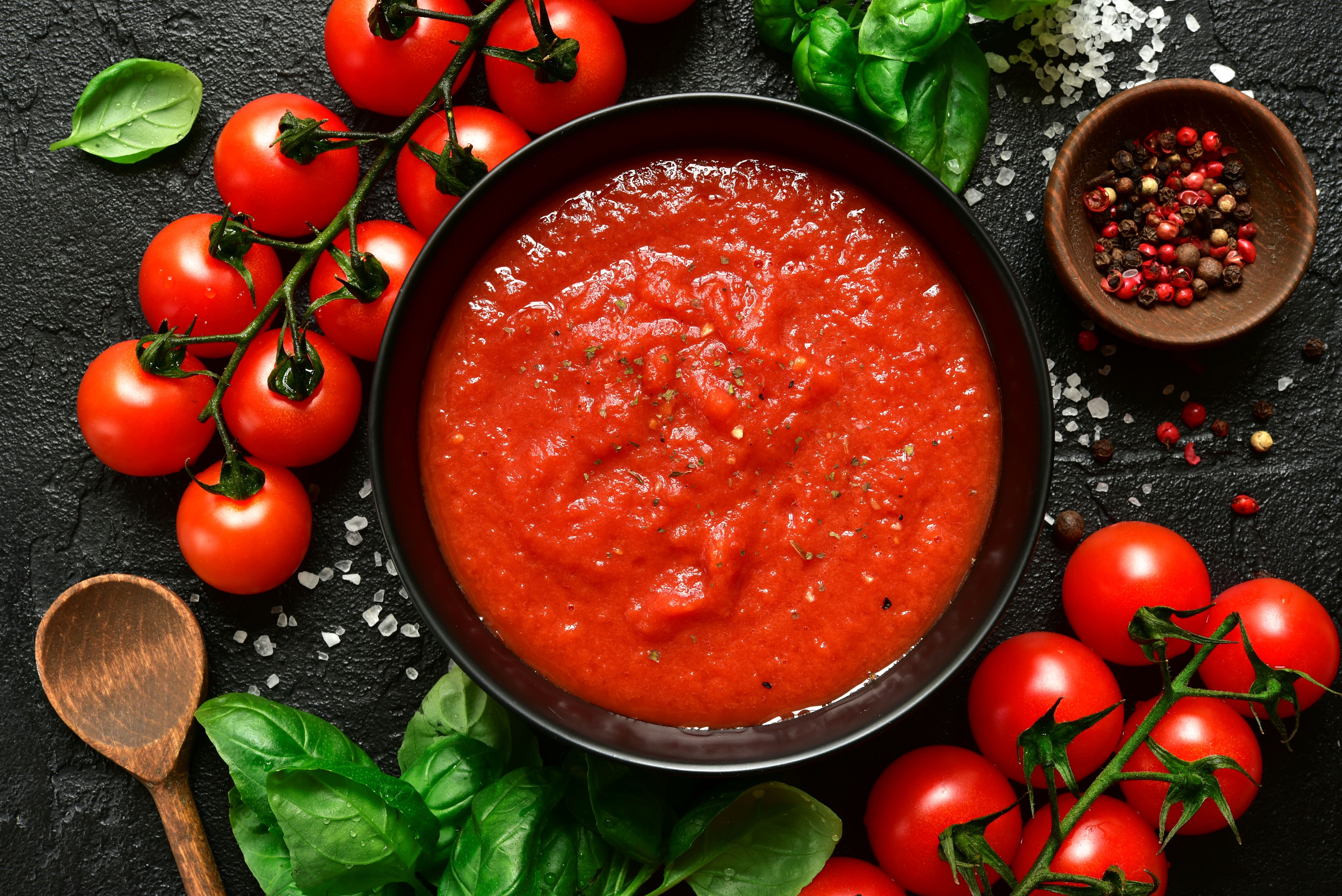 eine Schüssel Tomatensuppe mit Basilikum und Tomaten - Bild auf vieni.ch